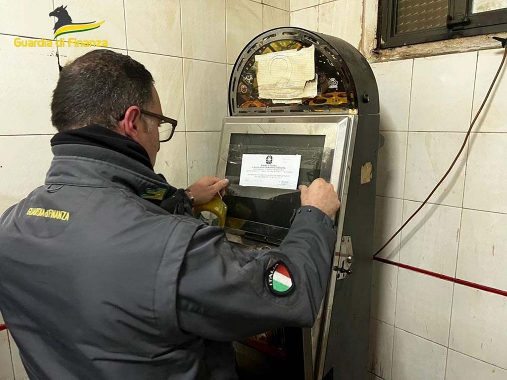sequestrati-videpoker-napoli-sala-slot-abusiva-san-lorenzo