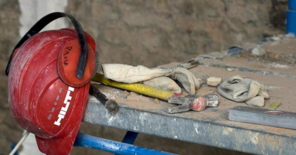 frattamaggiore operaio travolto tubi impalcature morto