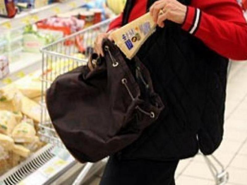 castellammare ruba supermercato pugni dipendente