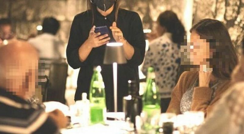 portici ruba borsello senza pagare conto arrestato
