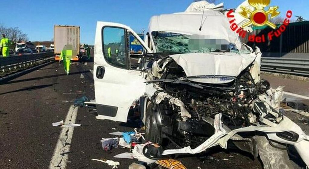 incidente-nolla-vila-literno-5-marzo-furgone