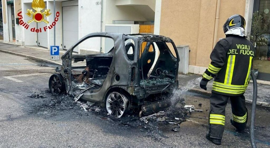 ercolano-incendio-auto-25-marzo