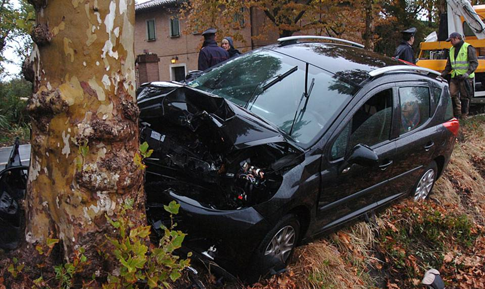 eboli auto contro albero oggi 1 marzo