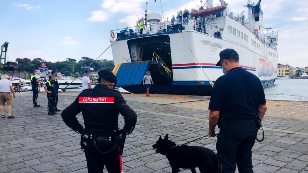 ischia porto sequestro salumi