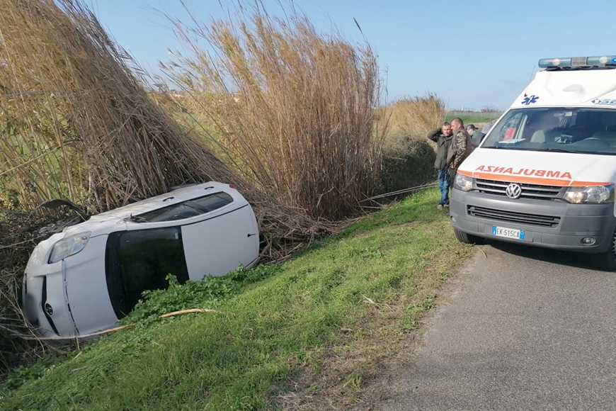 capaccio paestum auto cunetta si ribalta