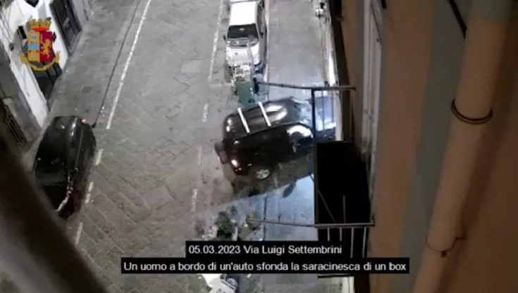 napoli sfonda box auto rubata