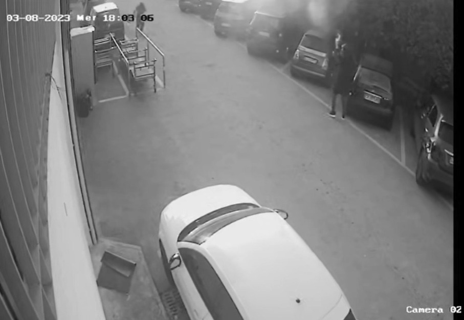 incendia auto parcheggiata scappa via