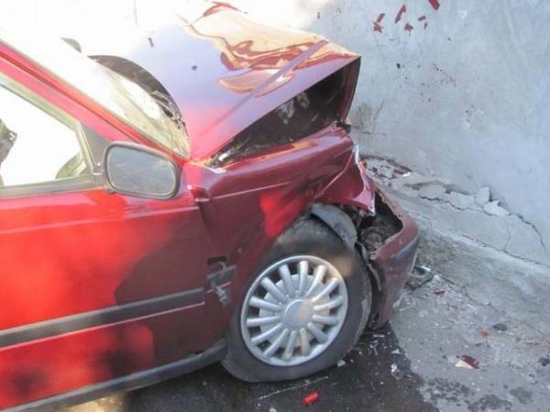 san felice cancello auto contro muro oggi 20 marzo