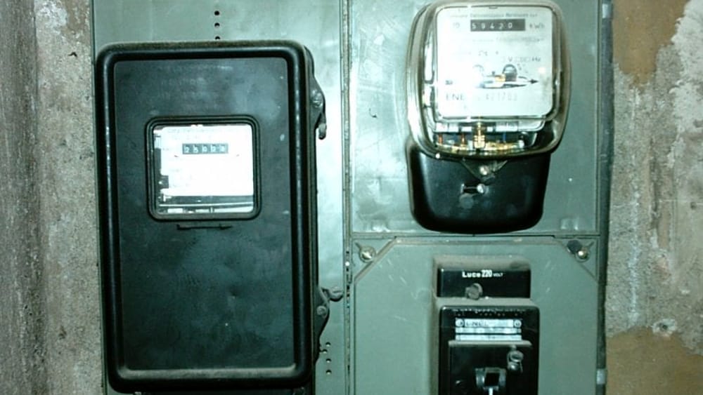 ruba energia elettrica magnete arrestato qualiano