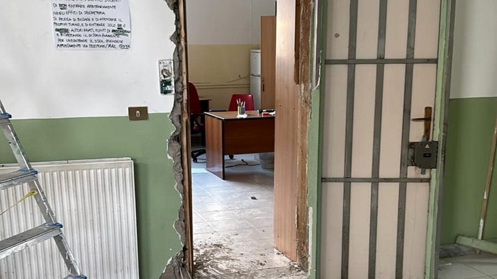 villa literno ladri scuola