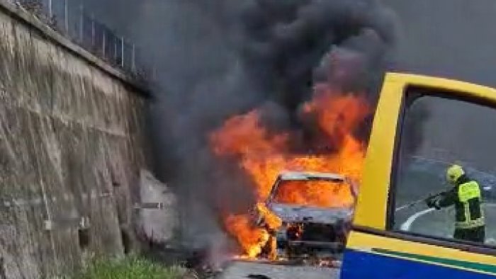 avellino incendio auto autostrada