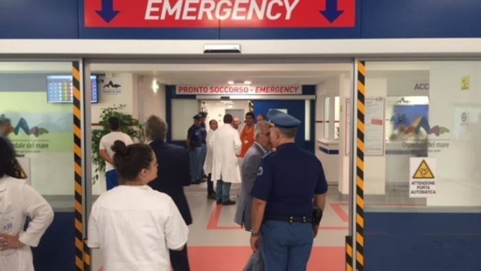 napoli prende morsi guardia giurata ospedale