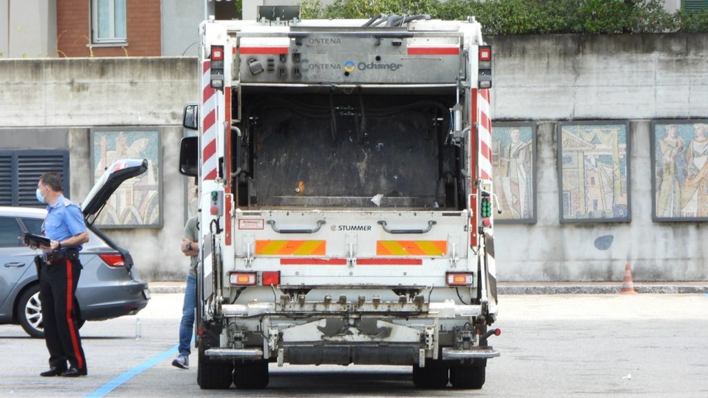 pago vallo lauro addetto rifiuti cade camion morto