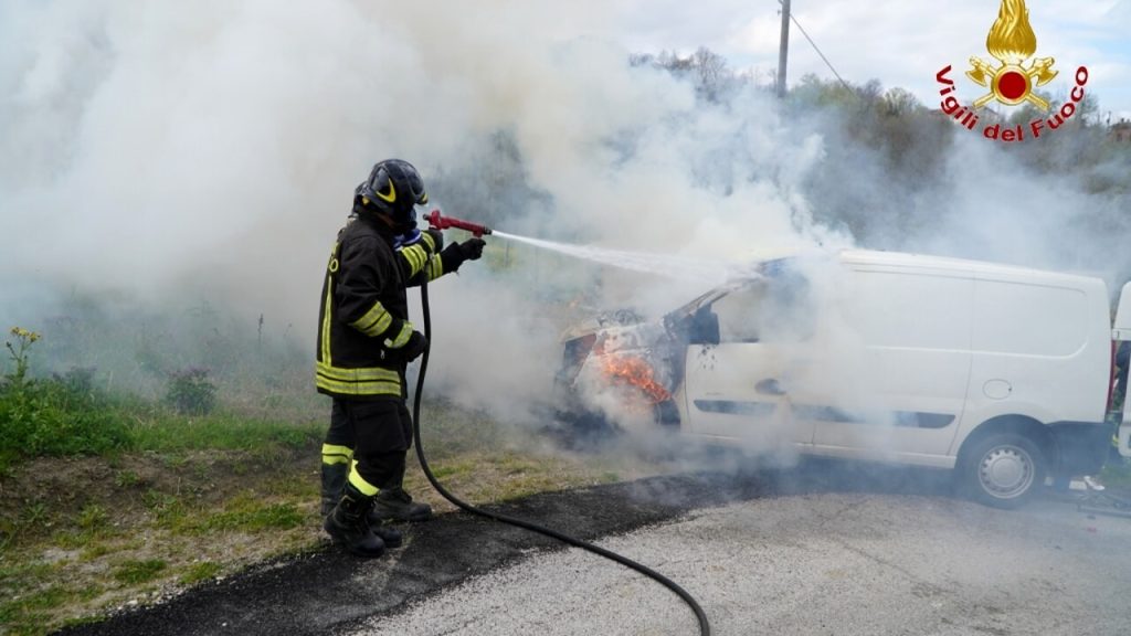 avellino incendio furgone 4 aprile