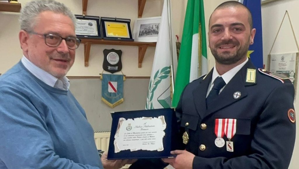 Maddaloni sindaco premiato agente