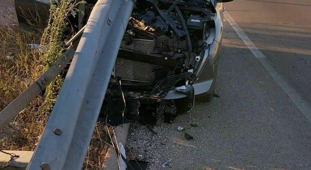 battipaglia auto contro guardrail a2