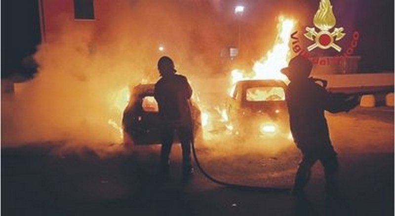 perugia incendiate auto indagato comandante polizia locale cellole