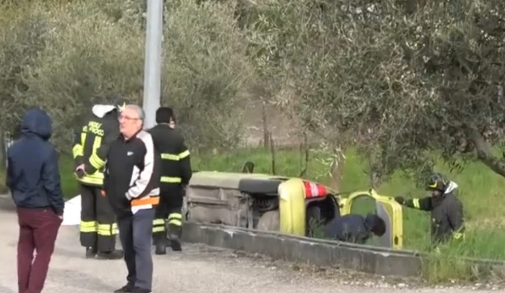 lascia auto schiantata ulivi ariano irpino