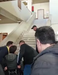 vietare accesso esame patente ragazzo carrozzina napoli