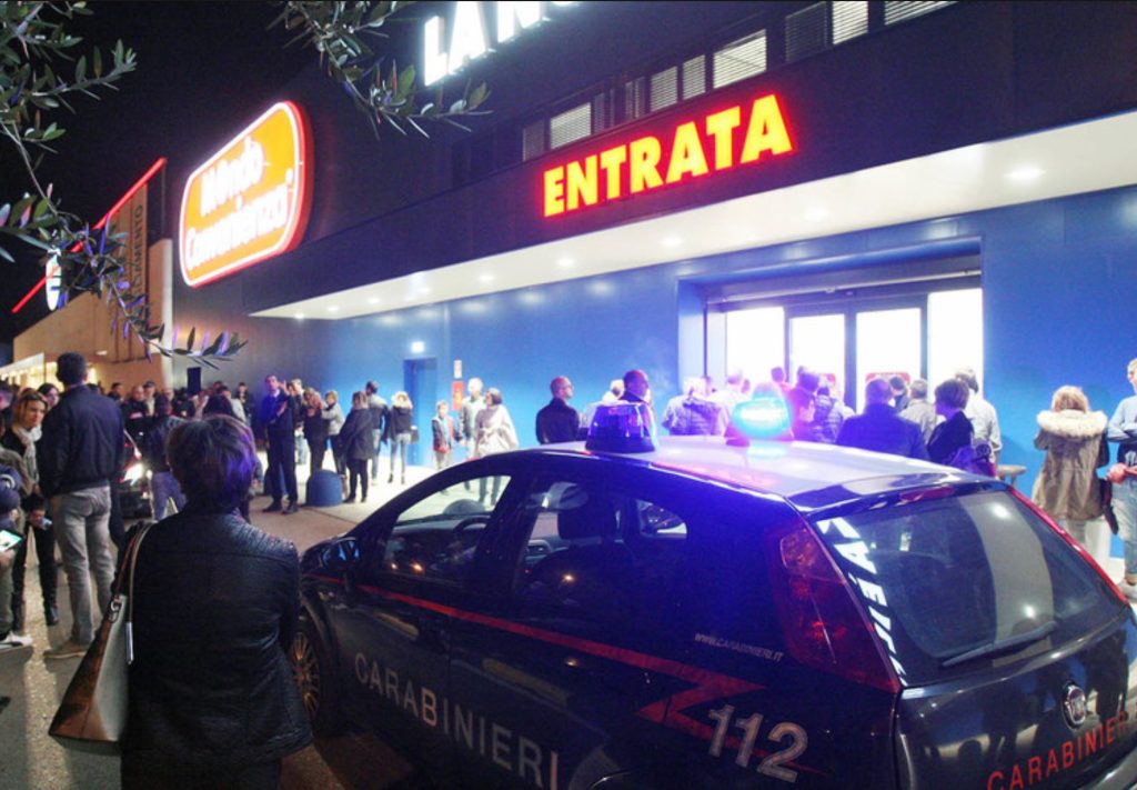 marcianise uomo spranga centro commerciale