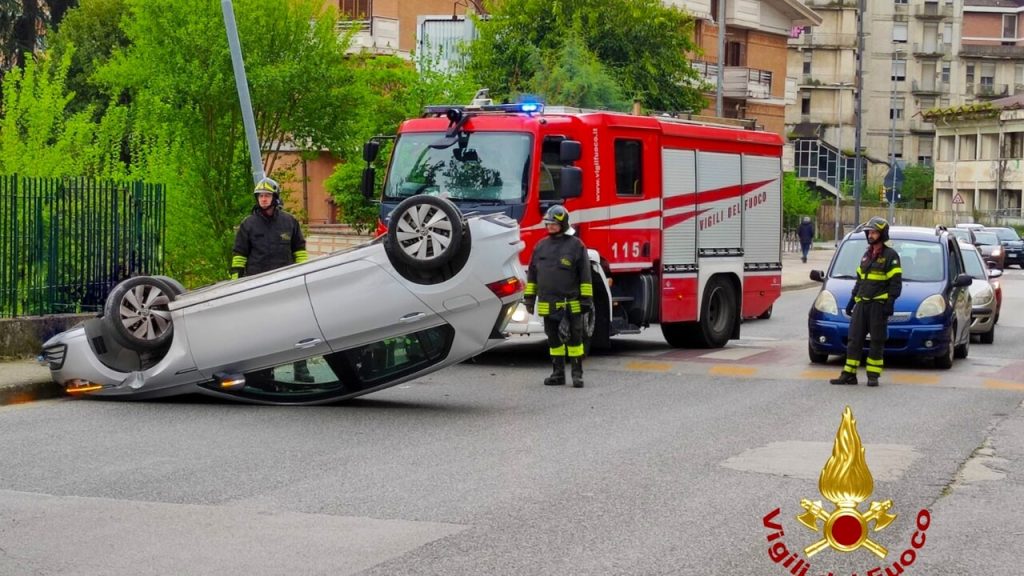 incidente Avellino auto