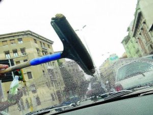 napoli-lavavetri-minaccia-automobilista-arrestato