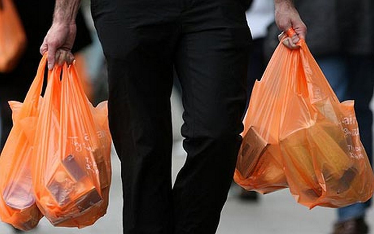 napoli-scappa-buste-spesa-senza-pagare