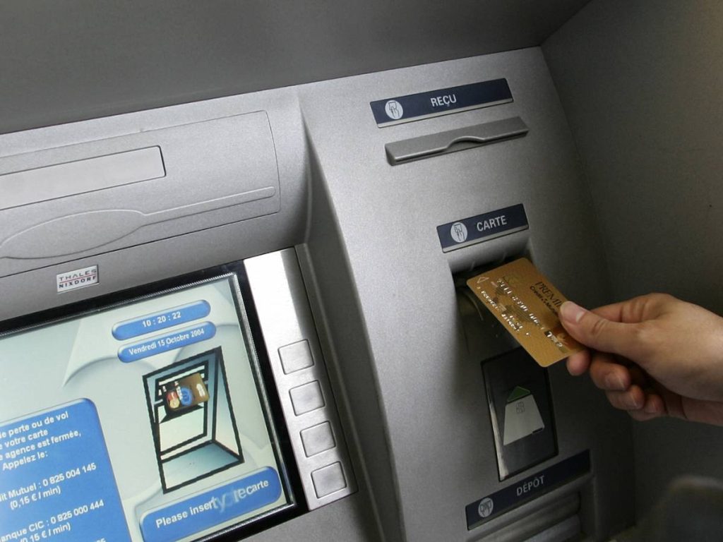 Castel Volturno ruba bancomat conoscente denunciato