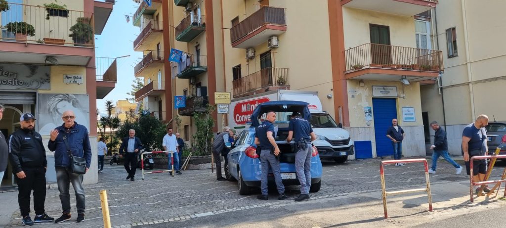 suicidio torre annunziata oggi 25 maggio