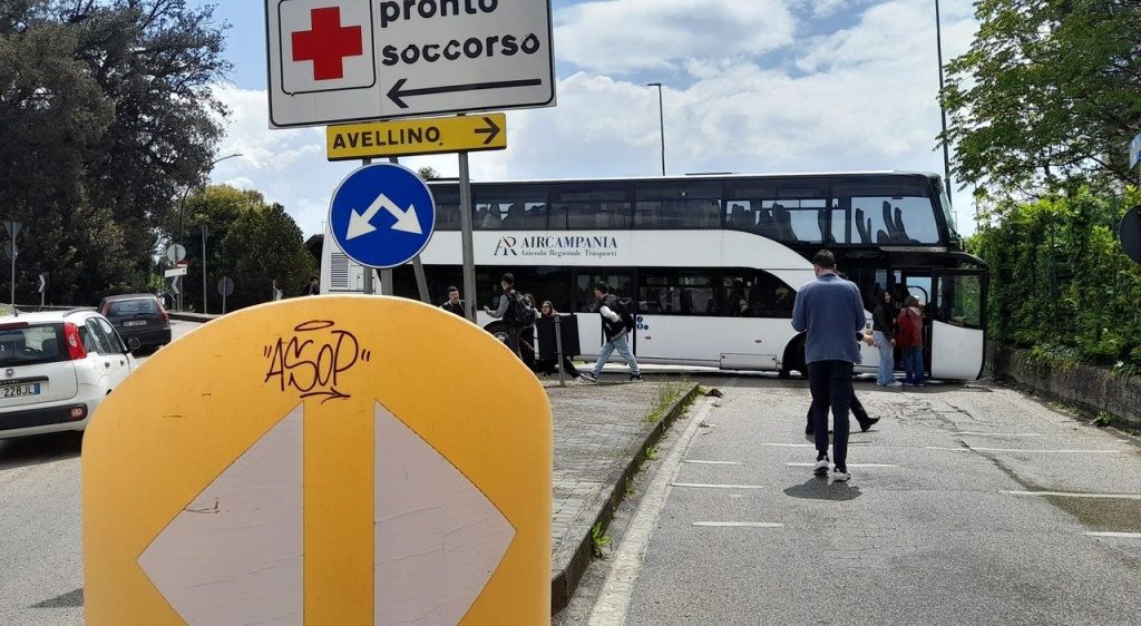 incidente avellino bus incastrato oggi 23 maggio