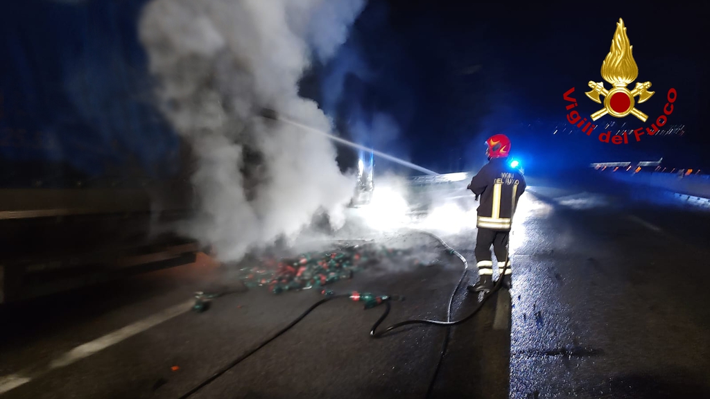 incendio camion napoli canosa oggi 15 maggio