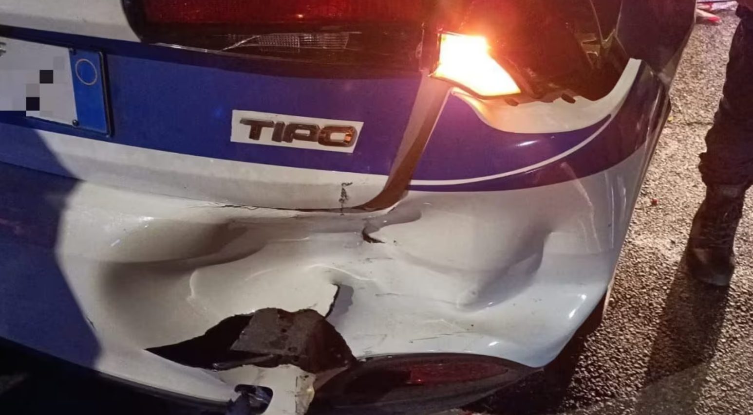 auto sfonda transenne sperona auto vigili napoli
