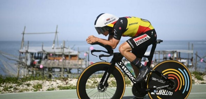 incidente giro italia 2023 caduta evenepoel cane