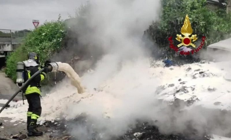 incendio ex campo nomadi ponticelli