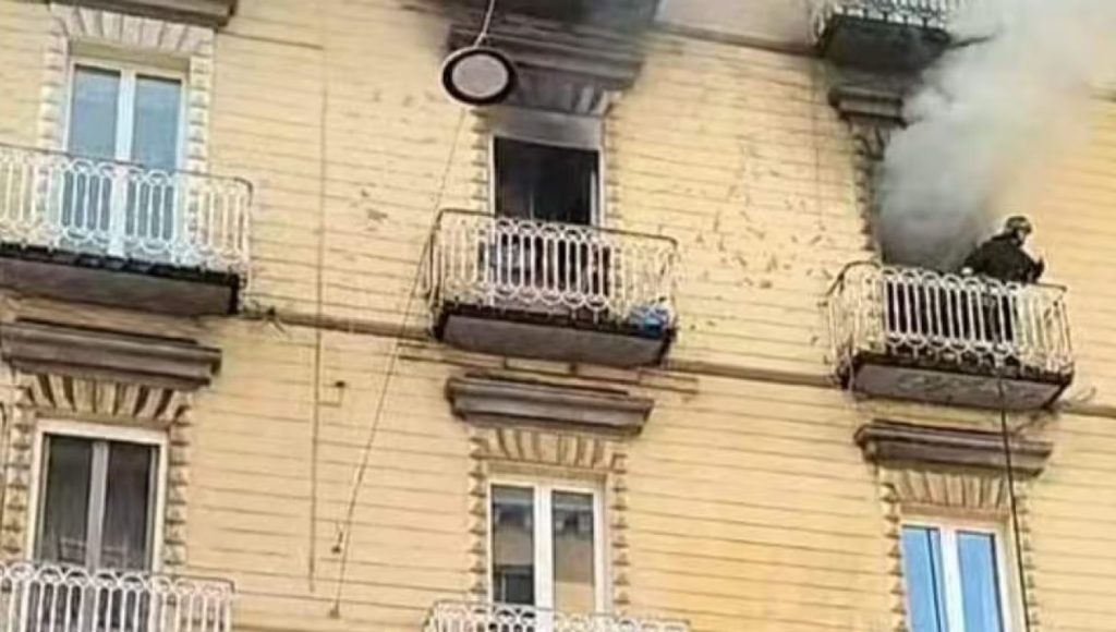 incendio casa napoli cosa sta succedendo 23 maggio