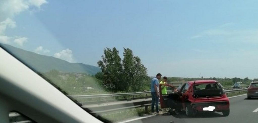 cercola auto contro guardrail