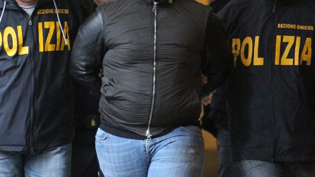 napoli-poliziotto-aggredito-casco-moto