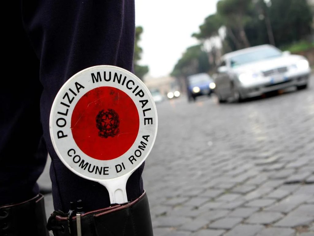 napoli-casalinga-auto-paletta-polizia-municipale