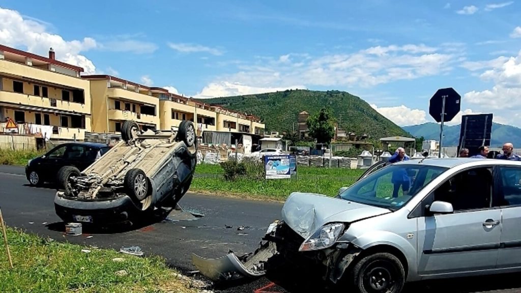 maddaloni auto si ribalta oggi 29 maggio
