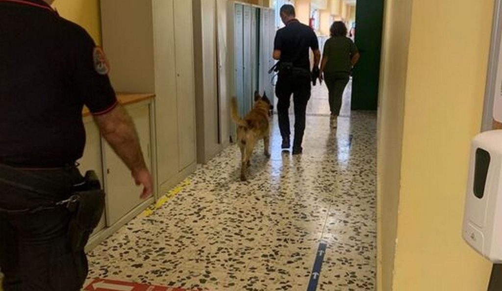 napoli-controlli-droga-scuola-vomero-conferenza-stampa