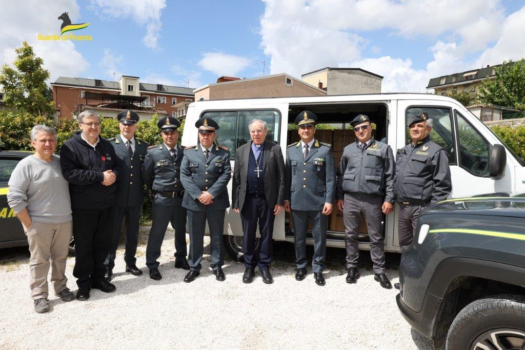 dragoni-donate-scarpe-sequestrate-caritas