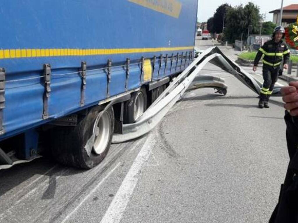 camion contro guardrail asse mediano