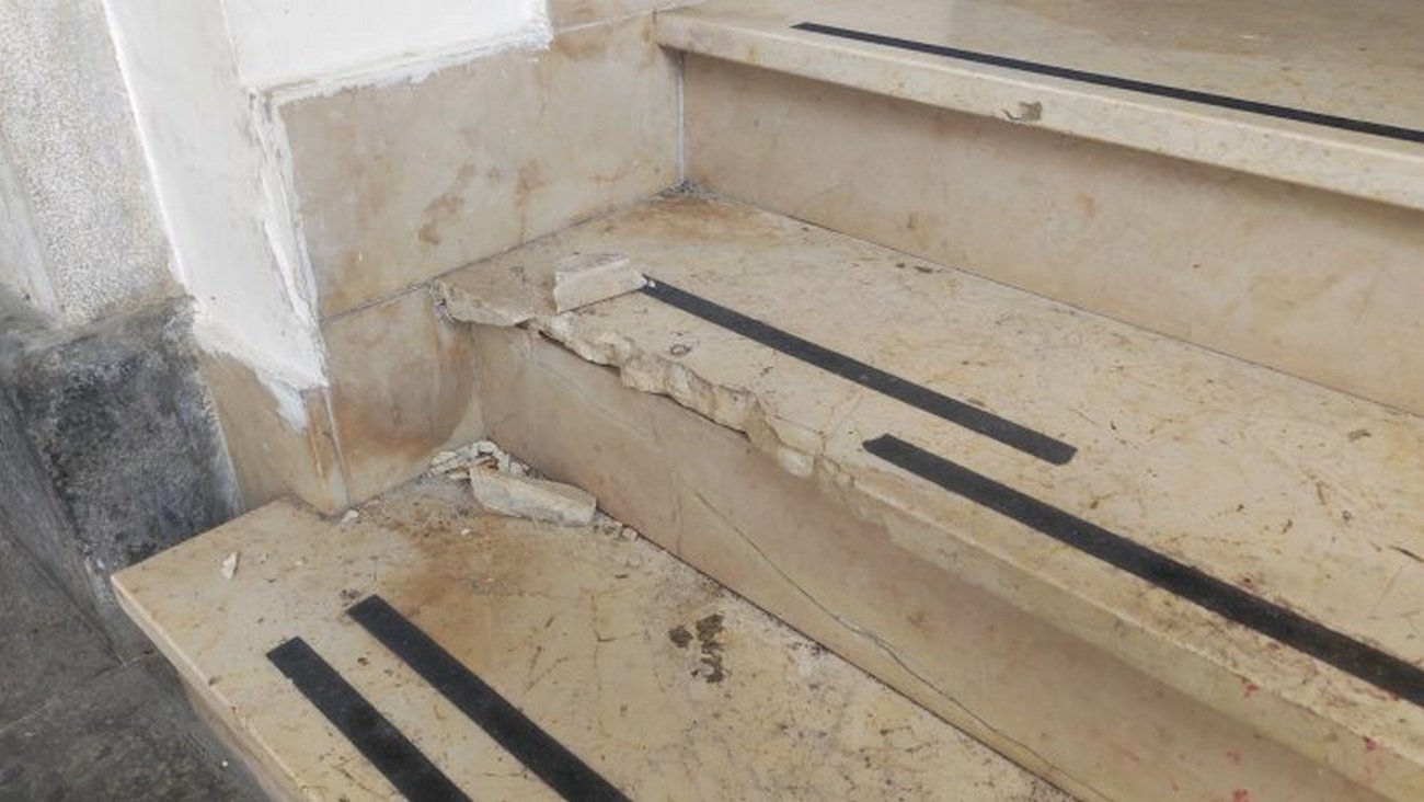 benevento-teatro-comunale-scale-imbrattate