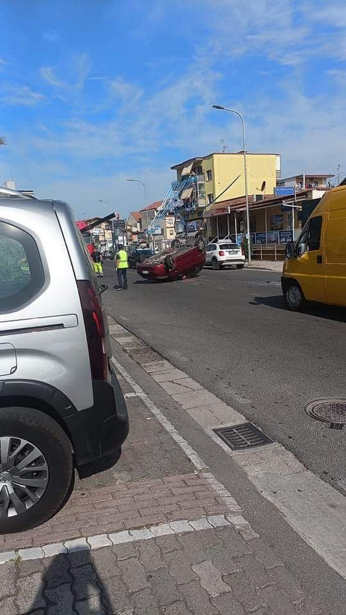 auto si ribalta quarto oggi 31 maggio