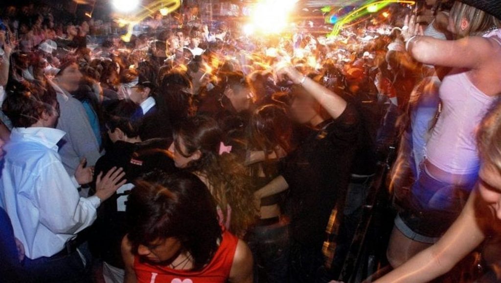napoli disturbo quiete pubblica condannato gestore locale notturno