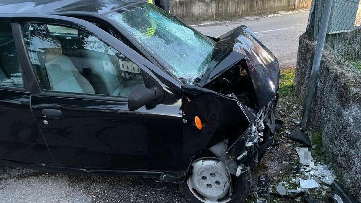 ceraso auto contro muro morto oggi 27 giugno
