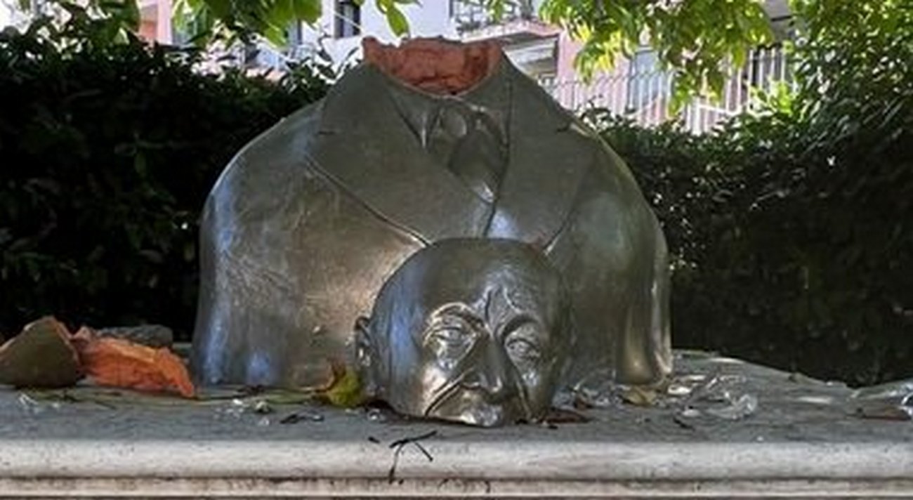 massa-lubrense-decaputata-statua-sindaco-iaccarino