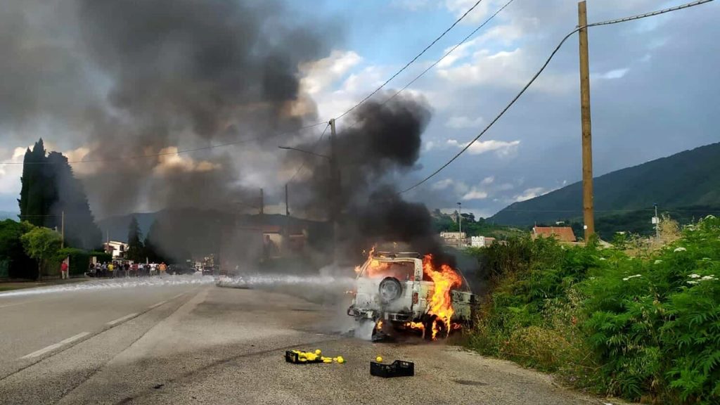 Vairano Patenora incendio fuoristrada fiamme