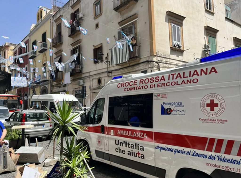 torre del greco malore travolge tavolini bar