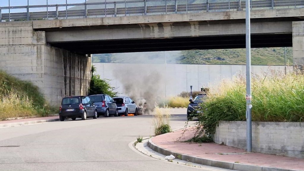 San Prisco auto fiamme zona industriale